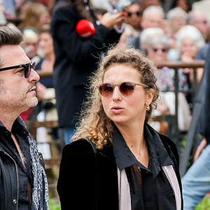 Matthieu Chedid et sa compagne Loïca Saint-M'leux, Louis Chedid - Arrivées aux obsèques de l'auteure-compositrice-interprète et actrice française Françoise Hardy au cimetière du Père-Lachaise à Paris, France, le 20 juin 2024. © Jacovides-Moreau/Bestimage 