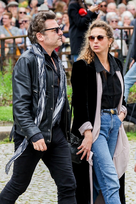 Matthieu Chedid et sa compagne Loïca Saint-M'leux, Louis Chedid - Arrivées aux obsèques de l'auteure-compositrice-interprète et actrice française Françoise Hardy au cimetière du Père-Lachaise à Paris, France, le 20 juin 2024. © Jacovides-Moreau/Bestimage 