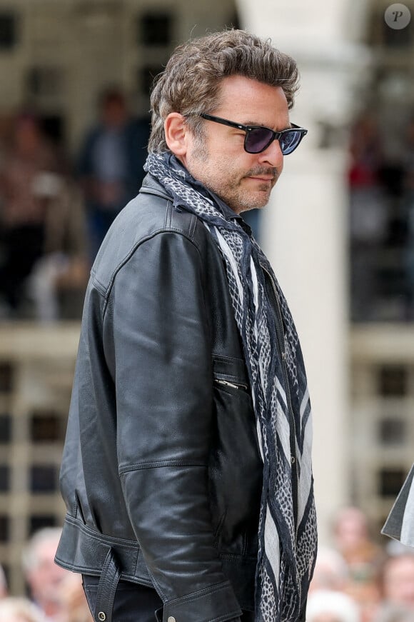 Matthieu Chedid et sa compagne Loïca Saint-M'leux, Louis Chedid - Arrivées aux obsèques de l'auteure-compositrice-interprète et actrice française Françoise Hardy au cimetière du Père-Lachaise à Paris, France, le 20 juin 2024. © Jacovides-Moreau/Bestimage 