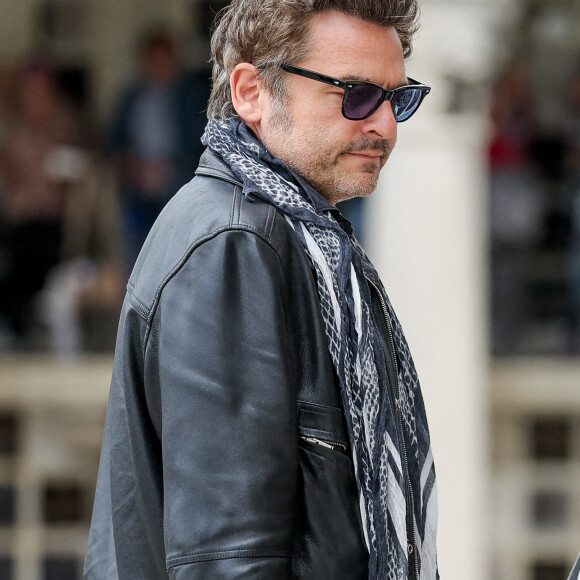 Matthieu Chedid et sa compagne Loïca Saint-M'leux, Louis Chedid - Arrivées aux obsèques de l'auteure-compositrice-interprète et actrice française Françoise Hardy au cimetière du Père-Lachaise à Paris, France, le 20 juin 2024. © Jacovides-Moreau/Bestimage 