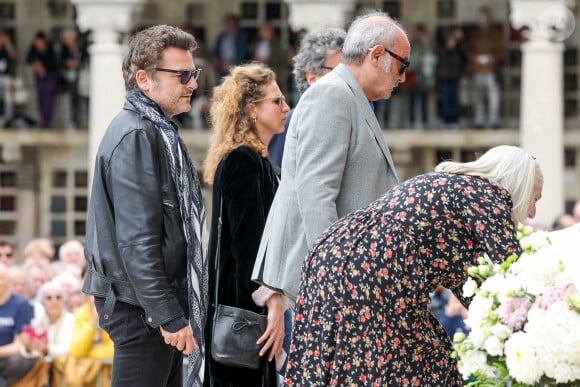 Matthieu Chedid et sa compagne Loïca Saint-M'leux, Louis Chedid - Arrivées aux obsèques de l'auteure-compositrice-interprète et actrice française Françoise Hardy au cimetière du Père-Lachaise à Paris, France, le 20 juin 2024. © Jacovides-Moreau/Bestimage 