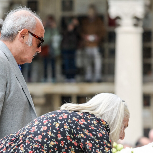 Matthieu Chedid et sa compagne Loïca Saint-M'leux, Louis Chedid - Arrivées aux obsèques de l'auteure-compositrice-interprète et actrice française Françoise Hardy au cimetière du Père-Lachaise à Paris, France, le 20 juin 2024. © Jacovides-Moreau/Bestimage 