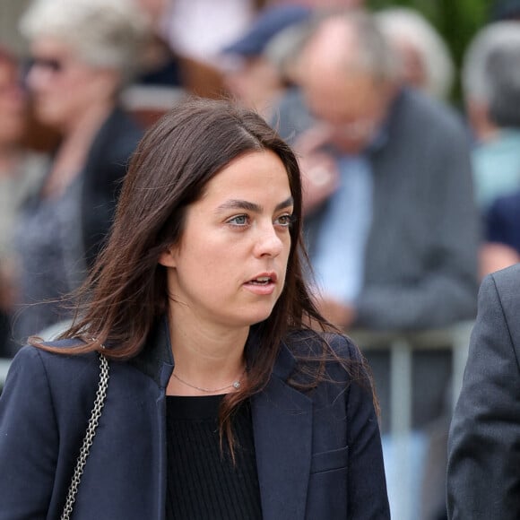 Anouchka Delon - Arrivées aux obsèques de l'auteure-compositrice-interprète et actrice française Françoise Hardy au cimetière du Père-Lachaise à Paris, France, le 20 juin 2024. © Jacovides-Moreau/Bestimage 