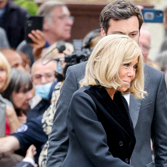 La première dame de France, Brigitte Macron - Arrivées aux obsèques de l'auteure-compositrice-interprète et actrice française Françoise Hardy au crématorium du cimetière du Père-Lachaise à Paris, France, le 20 juin 2024. © Jacovides-Moreau/Bestimage 