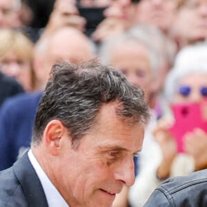 Dave et son compagnon Patrick Loiseau - Arrivées aux obsèques de l'auteure-compositrice-interprète et actrice française Françoise Hardy au crématorium du cimetière du Père-Lachaise à Paris, France, le 20 juin 2024. © Jacovides-Moreau/Bestimage 