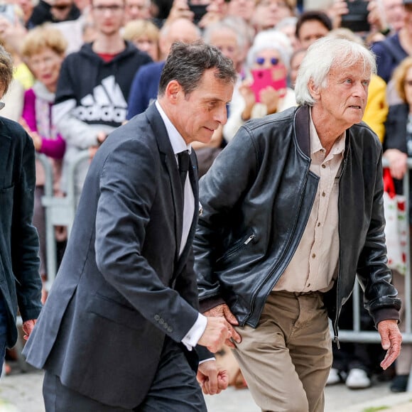 Dave et son compagnon Patrick Loiseau - Arrivées aux obsèques de l'auteure-compositrice-interprète et actrice française Françoise Hardy au crématorium du cimetière du Père-Lachaise à Paris, France, le 20 juin 2024. © Jacovides-Moreau/Bestimage 