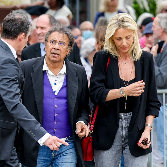 Laurent Voulzy et Isaure Le Faou - Arrivées aux obsèques de l'auteure-compositrice-interprète et actrice française Françoise Hardy au crématorium du cimetière du Père-Lachaise à Paris, France, le 20 juin 2024. © Jacovides-Moreau/Bestimage 