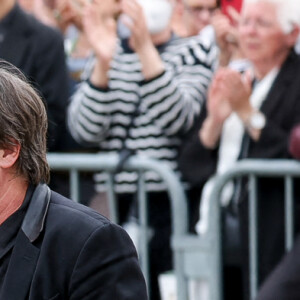 Jacques Dutronc et son fils Thomas Dutronc - Arrivées aux obsèques de l'auteure-compositrice-interprète et actrice française Françoise Hardy au crématorium du cimetière du Père-Lachaise à Paris, France, le 20 juin 2024. © Jacovides-Moreau/Bestimage 