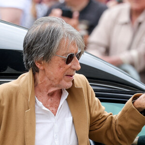 Jacques Dutronc - Arrivées aux obsèques de l'auteure-compositrice-interprète et actrice française Françoise Hardy au crématorium du cimetière du Père-Lachaise à Paris, France, le 20 juin 2024. © Jacovides-Moreau/Bestimage 