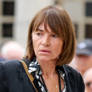 Jacques Dutronc et sa compagne Sylvie Duval - Arrivées aux obsèques de l'auteure-compositrice-interprète et actrice française Françoise Hardy au crématorium du cimetière du Père-Lachaise à Paris, France, le 20 juin 2024. © Jacovides-Moreau/Bestimage 