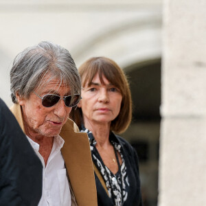 Jacques Dutronc et sa compagne Sylvie Duval - Arrivées aux obsèques de l'auteure-compositrice-interprète et actrice française Françoise Hardy au crématorium du cimetière du Père-Lachaise à Paris, France, le 20 juin 2024. © Jacovides-Moreau/Bestimage 