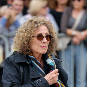 Mireille Dumas - Arrivées aux obsèques de l'auteure-compositrice-interprète et actrice française Françoise Hardy au crématorium du cimetière du Père-Lachaise à Paris, France, le 20 juin 2024. © Jacovides-Moreau/Bestimage 