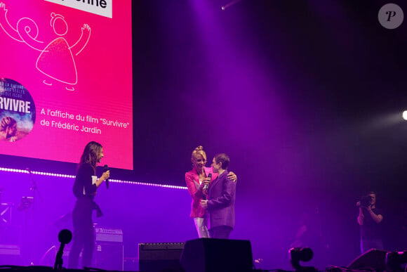 Elodie Gossuin a fait sensation pour la bonne cause
Hélène Mannarino, Emilie Dequenne et Elodie Gossuin à la soirée de gala "Tous les talents chantent contre le cancer" pour l'association "Tout le monde contre le cancer" à l'Olympia, Paris