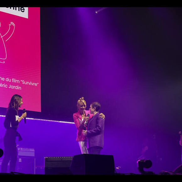 Elodie Gossuin a fait sensation pour la bonne cause
Hélène Mannarino, Emilie Dequenne et Elodie Gossuin à la soirée de gala "Tous les talents chantent contre le cancer" pour l'association "Tout le monde contre le cancer" à l'Olympia, Paris