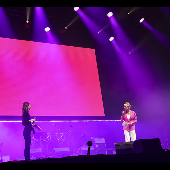 Hélène Mannarino et Elodie Gossuin à la soirée de gala "Tous les talents chantent contre le cancer" pour l'association "Tout le monde contre le cancer" à l'Olympia, Paris, le 20 juin 2024