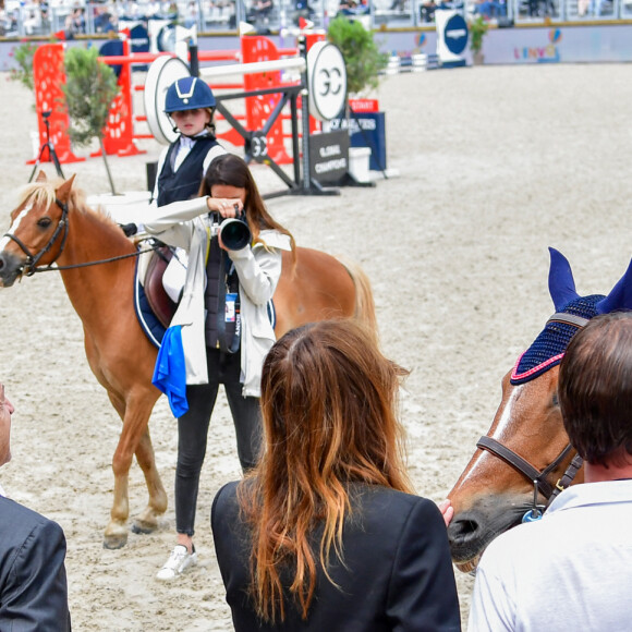 Leur fille Giulia Sarkozy a participé à la 10ème édition du Longines Paris Eiffel Jumping
Nicolas Sarkozy, sa femme Carla Bruni et leur fille Giulia Sarkozy après le prix Kids Cup L'Envol dans l'Espace VIP lors de la 10ème édition du "Longines Paris Eiffel Jumping" à la Plaine de Jeux de Bagatelle à Paris, France, le 21 juin 2024. © Perusseau-Veeren/Bestimage 