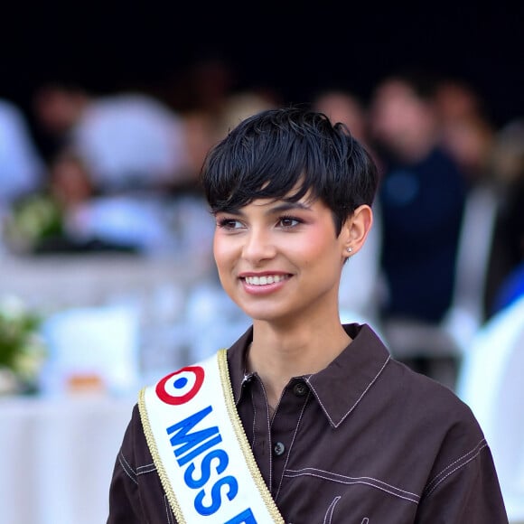 Eve Gilles, Miss France 2024 - Remise de prix de l'épreuve GCL of Paris lors de la 10ème édition du "Longines Paris Eiffel Jumping" à la Plaine de Jeux de Bagatelle à Paris le 21 juin 2024. © Pierre Perusseau / Veeren / Bestimage 