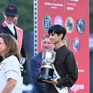 Valérie Détour et Eve Gilles (Miss France 2024) - Remise de prix de l'épreuve GCL of Paris lors de la 10ème édition du "Longines Paris Eiffel Jumping" à la Plaine de Jeux de Bagatelle à Paris le 21 juin 2024. © Pierre Perusseau / Veeren / Bestimage 