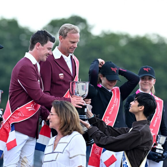 Jerome Guery et Michael Pender (Doha Falcons), Valérie Détour, Eve Gilles (Miss France 2024 - Remise de prix de l'épreuve GCL of Paris lors de la 10ème édition du "Longines Paris Eiffel Jumping" à la Plaine de Jeux de Bagatelle à Paris le 21 juin 2024. © Pierre Perusseau / Veeren / Bestimage 