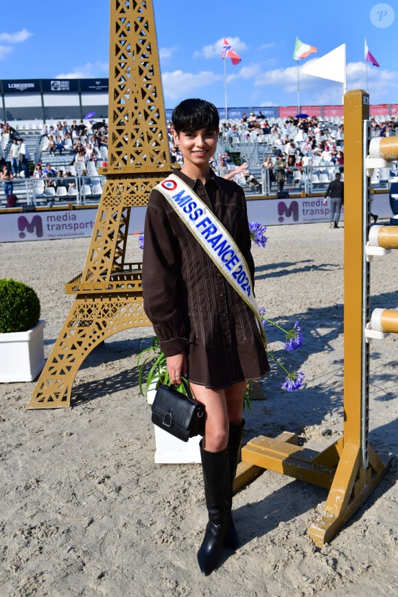 Eve Gilles, miss France 2024 - Miss France 2024 fait une apparition lors de la 10ème édition du "Longines Paris Eiffel Jumping" à la Plaine de Jeux de Bagatelle à Paris le 21 juin 2024. © Veeren / Perusseau / Bestimage 