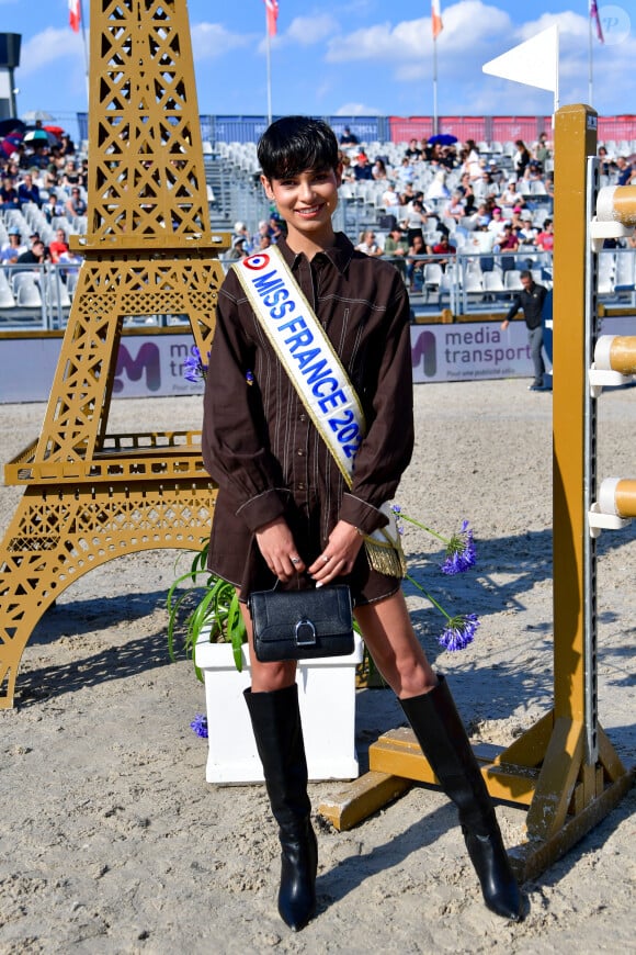 Eve Gilles, miss France 2024 - Miss France 2024 fait une apparition lors de la 10ème édition du "Longines Paris Eiffel Jumping" à la Plaine de Jeux de Bagatelle à Paris le 21 juin 2024. © Veeren / Perusseau / Bestimage 
