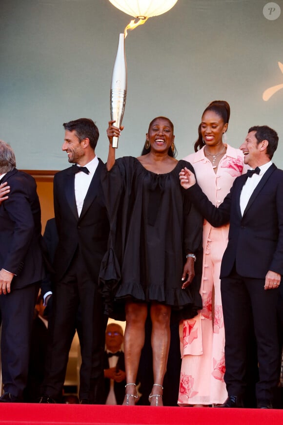 Marie-José Pérec tenant la flamme Olympique pendant Montée des marches du film " Marcello Mio " lors du 77ème Festival International du Film de Cannes, au Palais des Festivals à Cannes, le 21 mai 2024