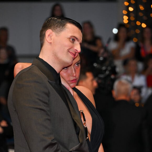 Adèle Exarchopoulos, Raphaël Quenard - Descente des marches du film " L'amour ouf " lors du 77ème Festival International du Film de Cannes, au Palais des Festivals à Cannes. Le 23 mai 2024 © Bruno Bebert / Bestimage 