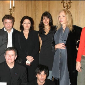 Dominique Besnehard et Samuel Benchetrit réunis avec d'autres actrices et acteurs à Paris.