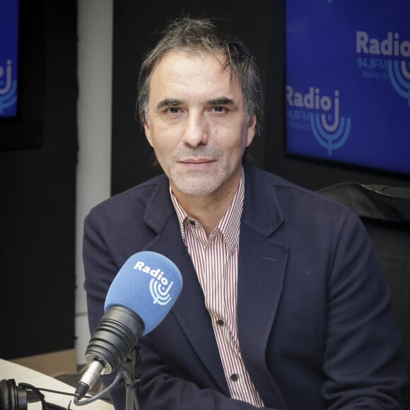 L'occasion de s'intéresser à lui. 
Exclusif - Samuel Benchetrit était l'invité de CS Cohen sur Radio J à Paris le 27 avril 2023. © Jack Tribeca / Bestimage 