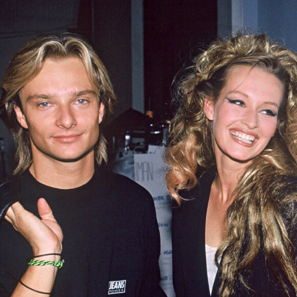 David Hallyday, Estelle Lefébure et Sylvie Vartan en coulisses d'un défilé de mode.