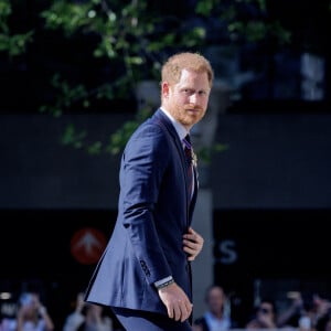 Le prince Harry, duc de Sussex arrive à la célébration du 10ème anniversaire des Invictus Games, en la cathédrale Saint-Paul à Londres, le 8 mai 2024. Venu sans sa femme et ses enfants, il ne rencontrera pas son père qui lutte actuellement contre un cancer. © Jonathan Buckmaster/Mirropix/Bestimage 