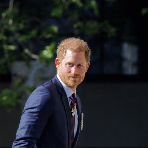 Le prince Harry, duc de Sussex arrive à la célébration du 10ème anniversaire des Invictus Games, en la cathédrale Saint-Paul à Londres, le 8 mai 2024. Venu sans sa femme et ses enfants, il ne rencontrera pas son père qui lutte actuellement contre un cancer. © Jonathan Buckmaster/Mirropix/Bestimage 