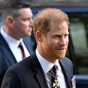 Mais il a réalisé qu'elle aurait préféré le voir heureux. 
Le prince Harry, duc de Sussex arrive à la célébration du 10ème anniversaire des Invictus Games, en la cathédrale Saint-Paul à Londres, le 8 mai 2024. Venu sans sa femme et ses enfants, il ne rencontrera pas son père qui lutte actuellement contre un cancer. © Zahu/Backgrid UK/Bestimage 