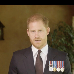 Le prince Harry, duc de Sussex, a honoré son amie le sergent de première classe Elizabeth Marks, en lui remettant le prestigieux prix du soldat de l'année du Military Times, en vidéo. Los Angeles, le 26 avril 2024. 