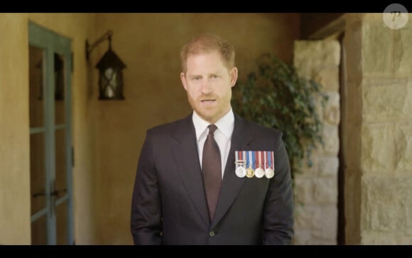 Le prince Harry, duc de Sussex, a honoré son amie le sergent de première classe Elizabeth Marks, en lui remettant le prestigieux prix du soldat de l'année du Military Times, en vidéo. Los Angeles, le 26 avril 2024. 