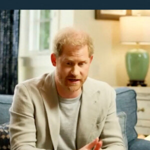 Le Prince Harry a participé à un événement en direct avec le docteur Gabor Maté, expert dans les traumatismes liés à l'enfance. Le 4 mars 2023. 