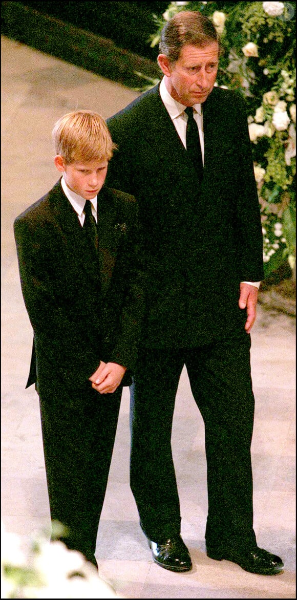 Le Prince Charles et le prince Harry aux funérailles de la princesse Diana, Westminster Abbey.