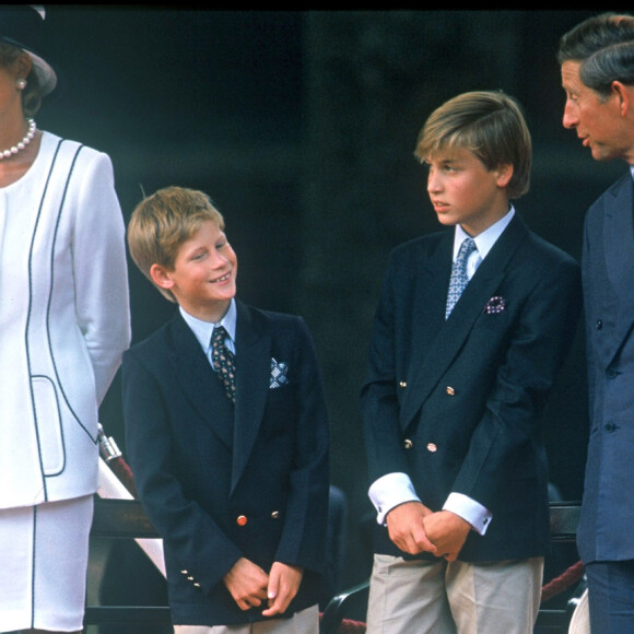 Lady Diana, le prince Charles et leurs fils, les princes William et Harry - 50ème anniversaire de la victoire des Alliés, 1995.