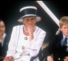 Il l'a perdue très brutalement, alors qu'il n'avait que 12 ans. 
Lady Diana et le prince Harry - 50ème anniversaire de la Victoire des Alliés à Londres