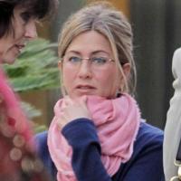Jennifer Aniston casse le mythe : cheveux attachés, lunettes, gilet, écharpe... On la préfère au bras de Gerard Butler !