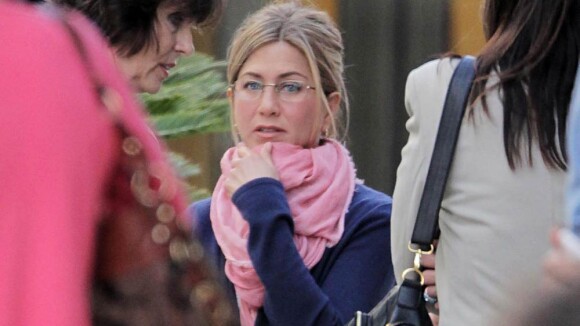 Jennifer Aniston casse le mythe : cheveux attachés, lunettes, gilet, écharpe... On la préfère au bras de Gerard Butler !
