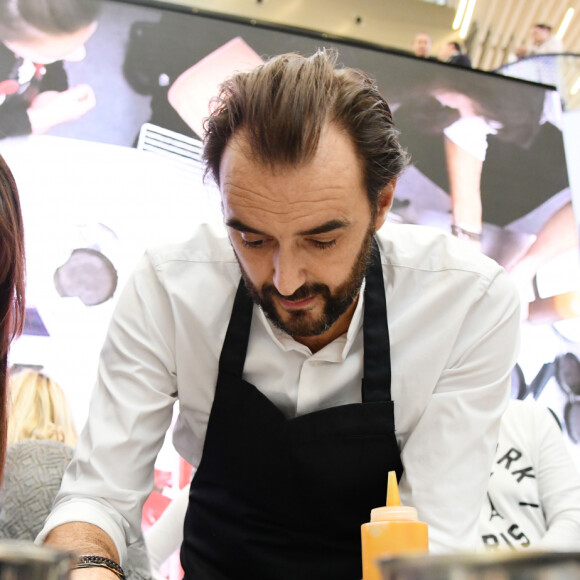 Cyril Lignac est l'invité "Star" de ShowColat le 2 novembre 2018. Cette semaine dédiée au chocolat organisée par CAP 3000, la galerie commerciale de Saint-Laurent du Var, près de Nice, a commencé le 27 octobre pour se terminer le 4 novembre. Après un cours de pâtisserie en public où, aidé par des marmitons de tout âges tirés au sort dans le public, il a préparé un fondant au chocolat, Cyril Lignac a signé son dernier livre "La pâtisserie" et rencontré ses fans venus en très grand nombre. La file d'attente s'étalait jusqu'à l'extérieur du Centre commercial. © Bruno Bebert/Bestimage