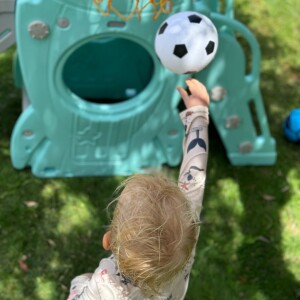 Le garçonnet a profité du jardin pour faire quelques paniers de basket avec un ballon de foot 
Léo a profité d'un bel anniversaire pour ses 2 ans