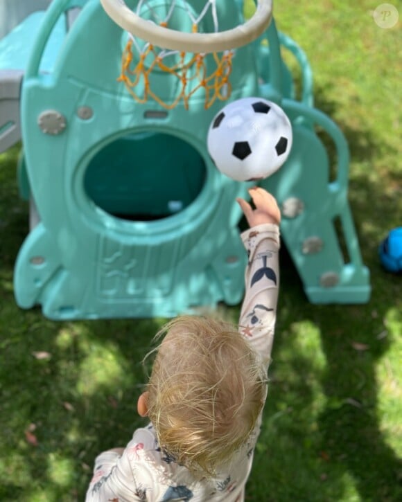Le garçonnet a profité du jardin pour faire quelques paniers de basket avec un ballon de foot 
Léo a profité d'un bel anniversaire pour ses 2 ans
