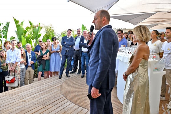 Exclusif - Lionel Servant, le directeur général du Negresco, et Laura Tenoudji Estrosi qui a présenté son septième guide des adresses incontournables de Nice sur la Plage du Negresco à Nice, le 28 juin 2024.