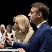 PHOTOS Brigitte Macron plus stylée que jamais au bras d'Emmanuel Macron, le couple garde le sourire avant le verdict