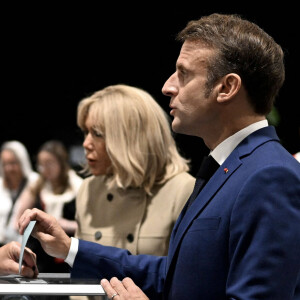  Venu dans un tailleur pantalon beige à boutons noirs, la première Dame est apparue très souriante dans son fief du Touquet. 
Le président de la République Emmanuel Macron et sa femme la Première Dame Brigitte Macron votent pour le premier tour des législatives à la salle des Quatre Saisons au Touquet, France, le 30 juin 2024. © Jeanne Accorsini/Pool/Bestimage 