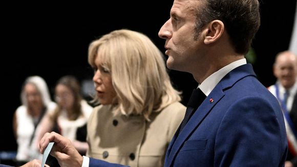 PHOTOS Brigitte Macron plus stylée que jamais au bras d'Emmanuel Macron, le couple garde le sourire avant le verdict