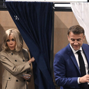 Après avoir annoncé la dissolution de l'Assemblée Nationale et l'organisation d'élections législatives anticipées les 30 juin et 7 juillet
Le président de la République Emmanuel Macron et sa femme la Première Dame Brigitte Macron votent pour le premier tour des législatives à la salle des Quatre Saisons au Touquet, France, le 30 juin 2024. © Jeanne Accorsini/Pool/Bestimage 