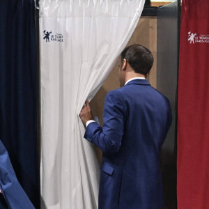 Emmanuel Macron a fait son devoir de citoyen. Plus que quelques heures avant de savoir si les Français ont suivi l'exemple
Le président de la République Emmanuel Macron vote pour le premier tour des législatives à la salle des Quatre Saisons au Touquet, France, le 30 juin 2024. © Jeanne Accorsini/Pool/Bestimage 